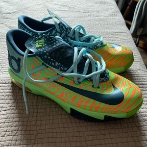 Kevin Durant Youth Basketball Shoes Size: 5.5